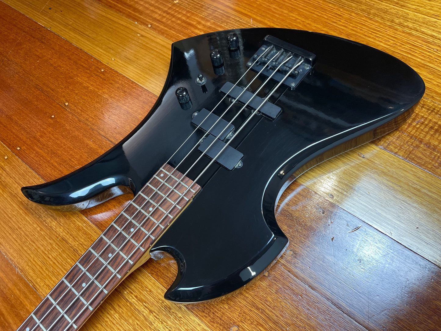 Aria Pro II Mockingbird Bass copy