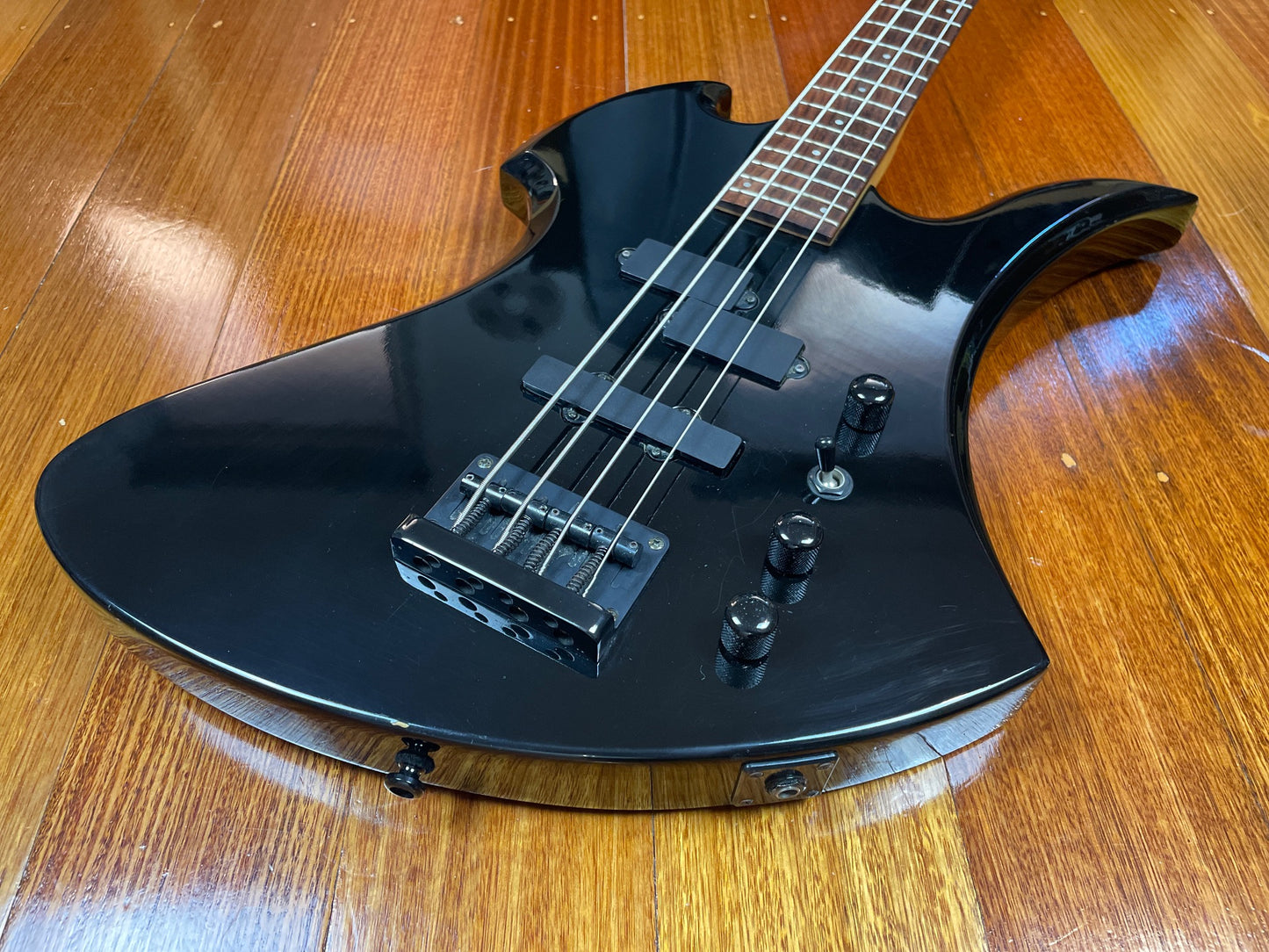 Aria Pro II Mockingbird Bass copy