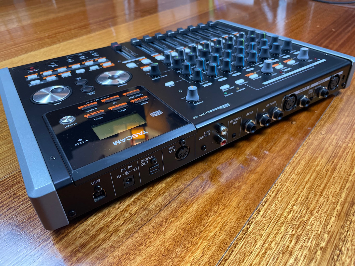 TASCAM Portastudio DP-02